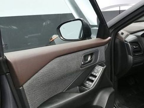 Used 2023 Nissan Rogue S AWD/4WD image 10