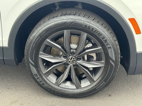 Used 2024 Volkswagen Tiguan SE image 11