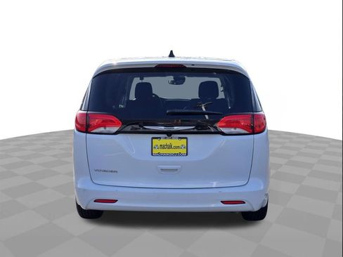 Used 2023 Chrysler Voyager LX image 5