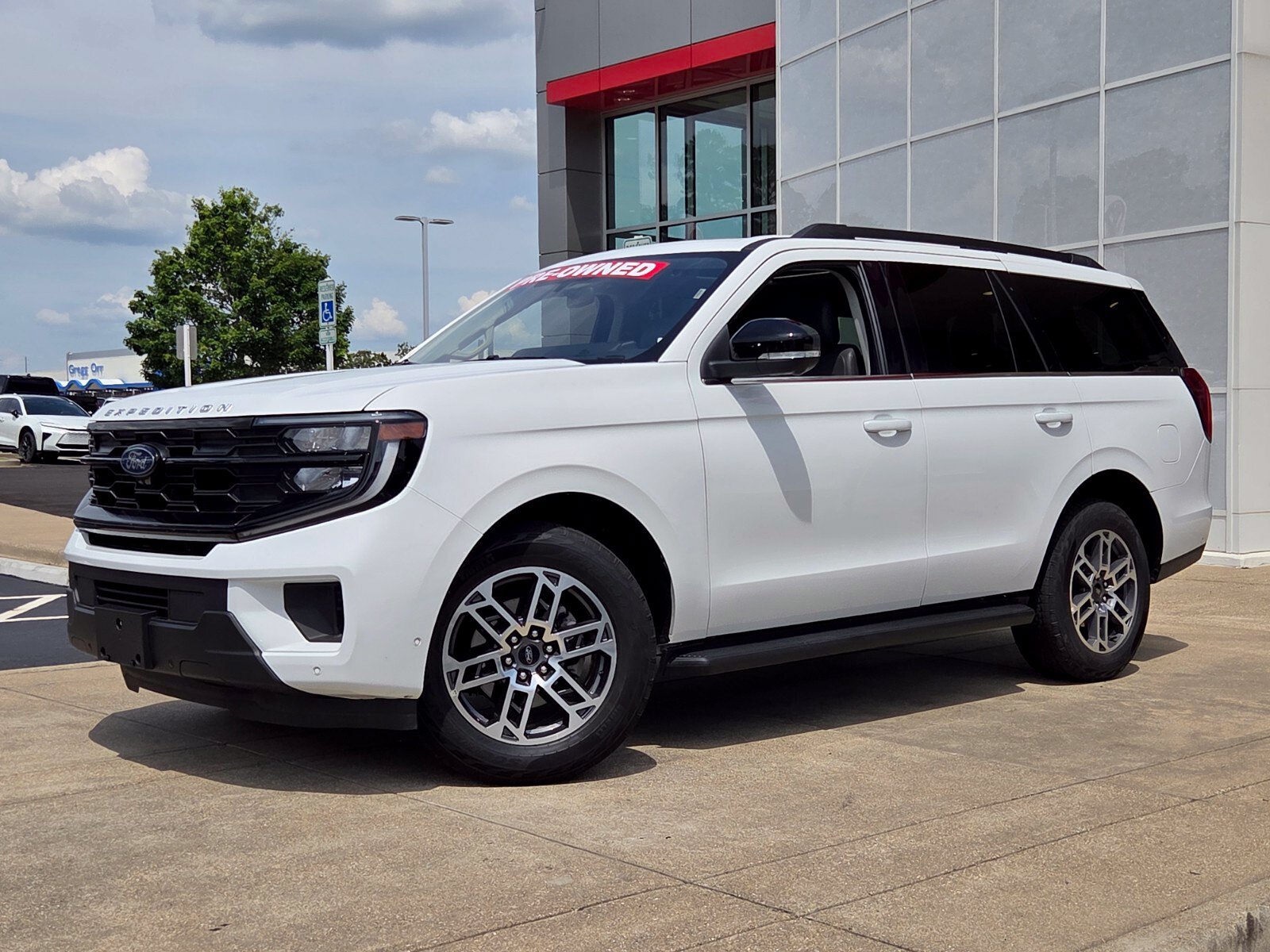 Used 2025 Ford Expedition Active AWD/4WD image 1
