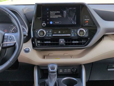 Used 2023 Toyota Highlander XLE FWD image 18