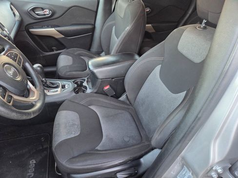 Used 2018 Jeep Cherokee Latitude FWD image 8