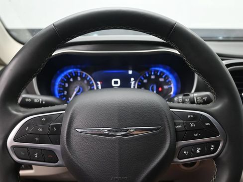 Used 2023 Chrysler Pacifica Touring-L FWD image 12
