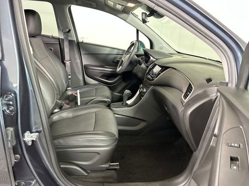 Used 2022 Chevrolet Trax LT w/ LT Convenience Package image 28