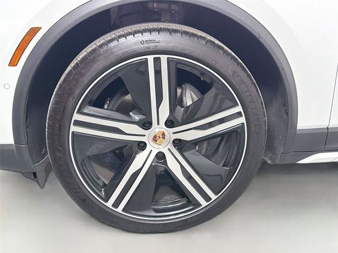 Certified 2025 Porsche Macan Electric RWD image 11