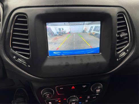 Used 2019 Jeep Compass Latitude w/ Cold Weather Group FWD image 17