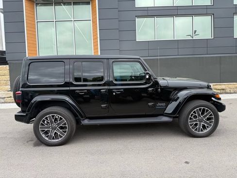 Used 2023 Jeep Wrangler Unlimited Sahara AWD/4WD image 2