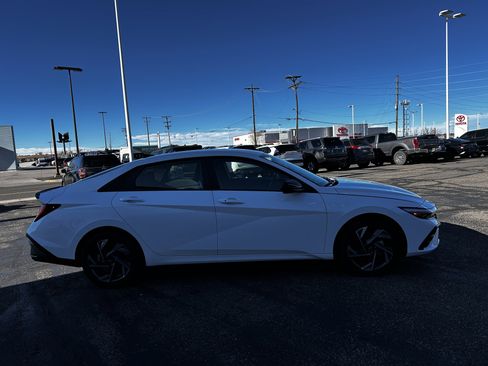 Used 2025 Hyundai Elantra SEL w/ Cargo Package image 5