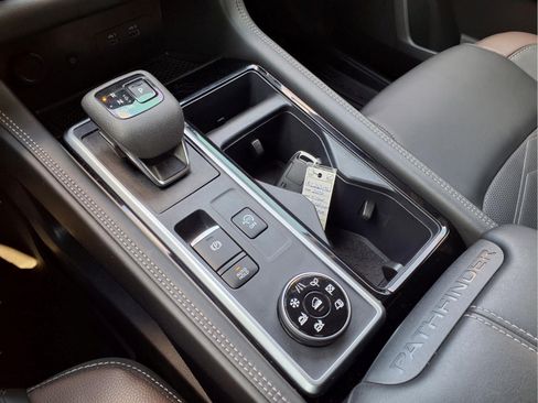 Used 2024 Nissan Pathfinder Platinum AWD/4WD image 12
