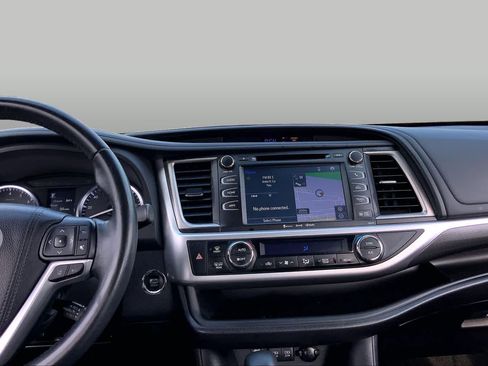 Used 2017 Toyota Highlander SE FWD image 7