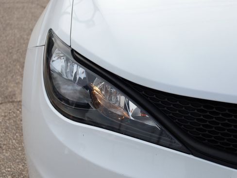 Used 2023 Chrysler Voyager LX image 17