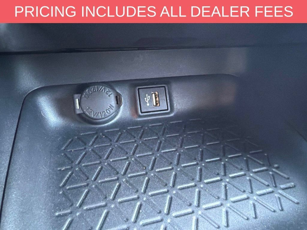 Used 2025 Toyota RAV4 XLE AWD/4WD image 13