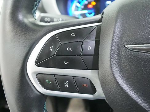 Used 2018 Chrysler Pacifica Touring-L FWD image 37