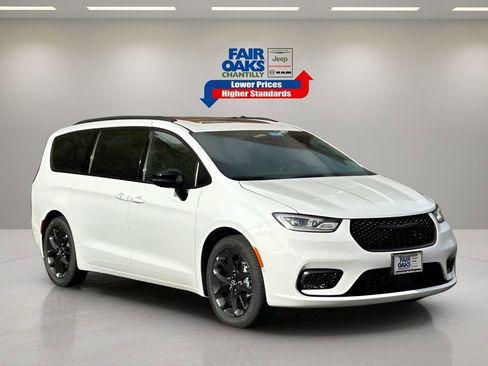 New 2026 Chrysler Pacifica Limited w/ Uconnect Theater Family Group image 1