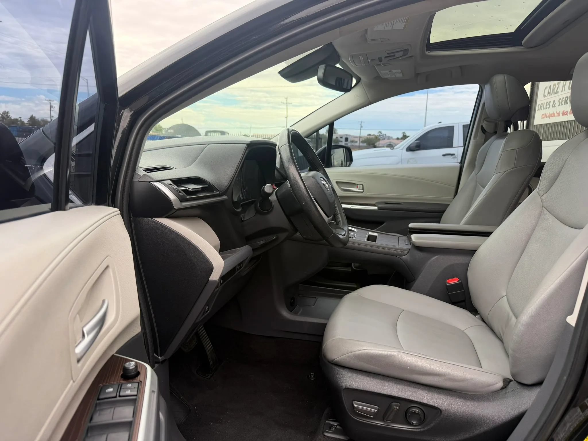 Used 2022 Toyota Sienna XLE w/ XLE Plus Package FWD image 17