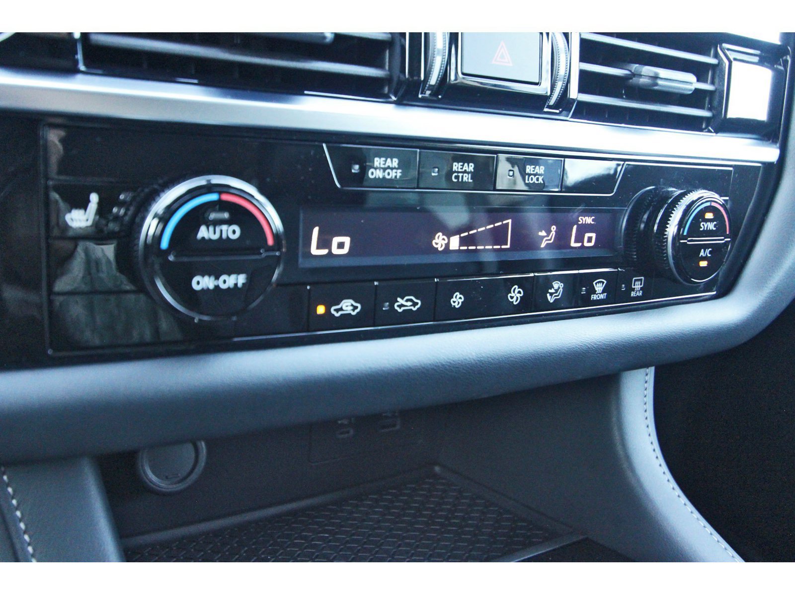 Certified 2025 Nissan Pathfinder SV w/ SV Premium Package FWD image 27