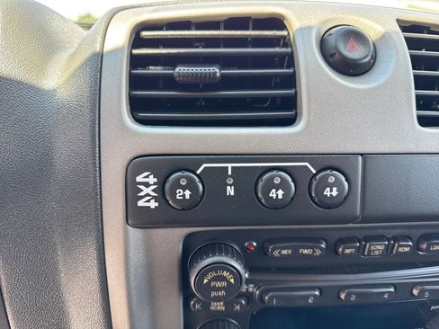 Used 2004 Chevrolet Colorado LS AWD/4WD image 16