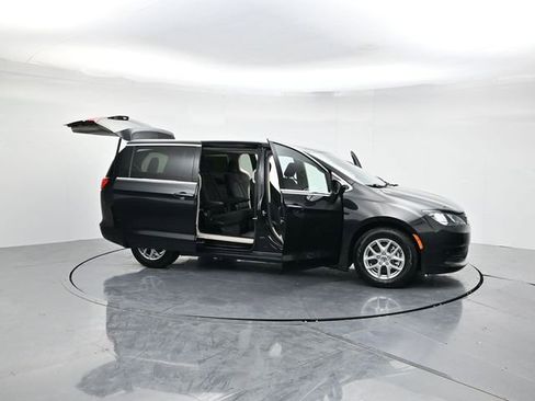Used 2022 Chrysler Voyager LX image 51