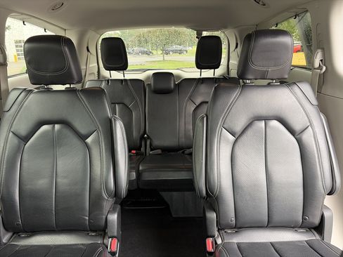 Used 2022 Chrysler Pacifica Touring-L FWD image 19