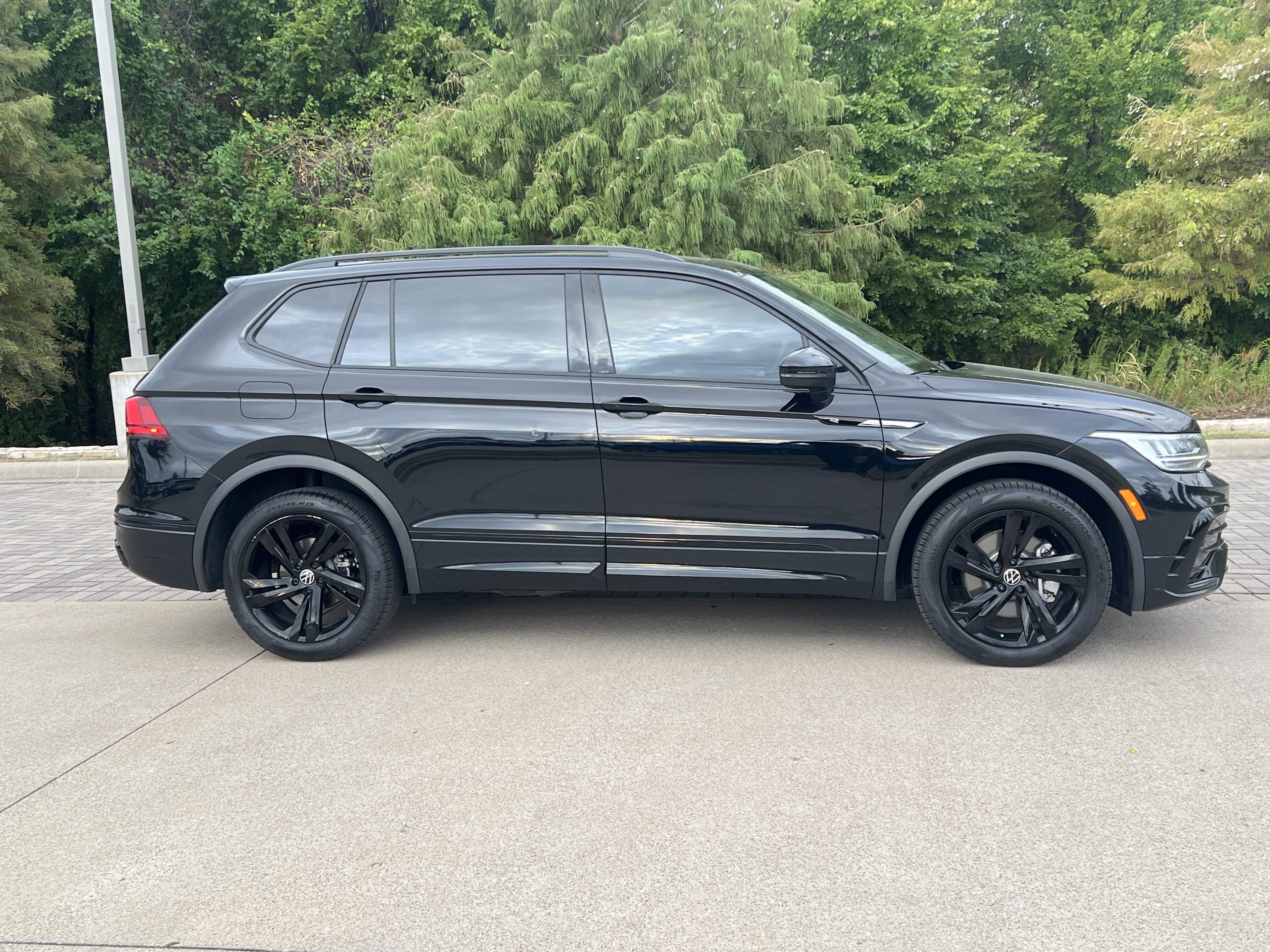 Certified 2023 Volkswagen Tiguan SE R-Line FWD image 10