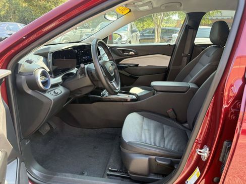 Used 2025 Chevrolet Trax LT w/ LT Convenience Package FWD image 4