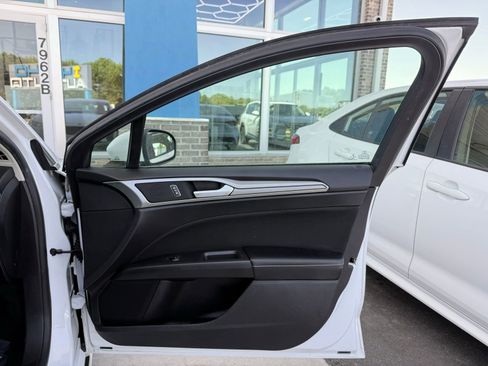 Used 2019 Ford Fusion SE FWD image 19
