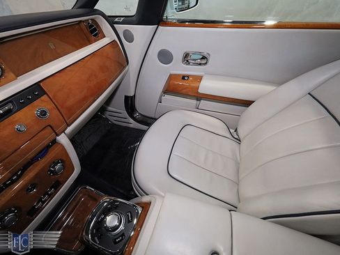 Used 2014 Rolls-Royce Phantom Drophead Coupe image 26