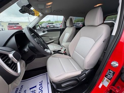 Used 2025 Kia Soul LX FWD image 23
