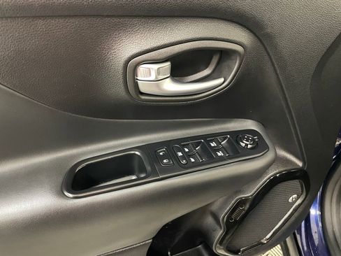 Used 2018 Jeep Renegade Altitude AWD/4WD image 19