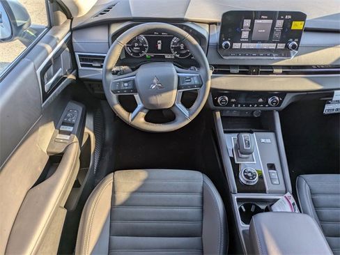 New 2025 Mitsubishi Outlander SE image 16