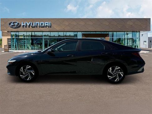 Used 2025 Hyundai Elantra Sport FWD image 3