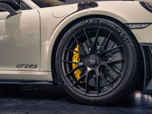 Used 2018 Porsche 911 GT2 RS w/ Weissach Package RWD image 5