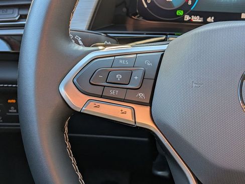 Used 2025 Volkswagen Atlas Cross Sport SE w/ Panoramic Sunroof Package image 16