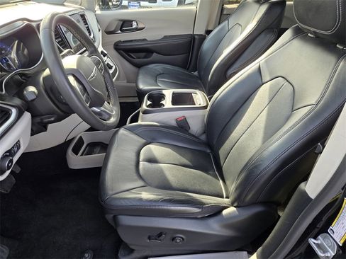 Used 2022 Chrysler Pacifica Touring-L image 14