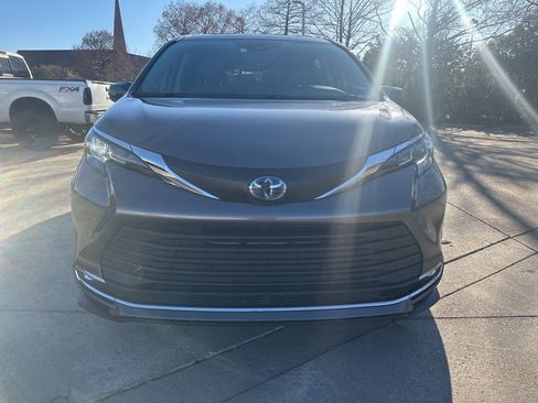 Used 2021 Toyota Sienna XLE image 2