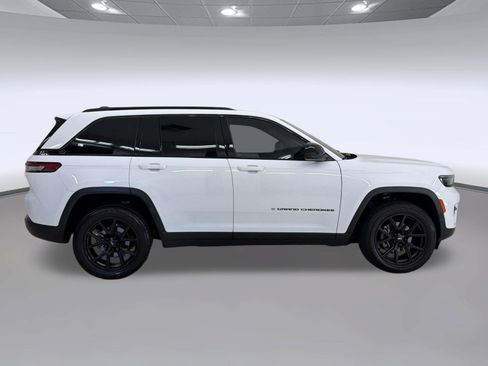 Used 2025 Jeep Grand Cherokee Laredo X AWD/4WD image 8