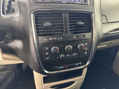 Used 2020 Dodge Grand Caravan SE w/ UConnect Hands-Free Group image 18