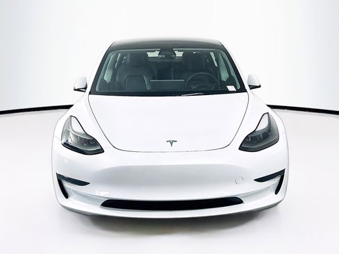 Used 2023 Tesla Model 3 Standard Range image 2