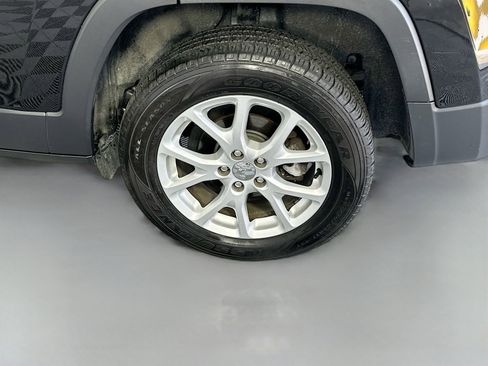 Used 2016 Jeep Cherokee Latitude w/ Comfort & Sound Group FWD image 28
