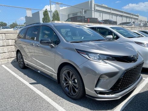 Used 2026 Toyota Sienna XSE FWD image 2