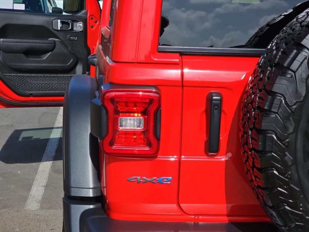 Used 2025 Jeep Wrangler Unlimited Rubicon 4xe w/ Safety Group AWD/4WD image 40
