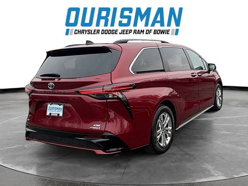 Used 2022 Toyota Sienna XSE image 6