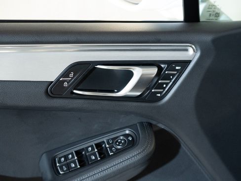 Certified 2026 Porsche Macan AWD/4WD image 17