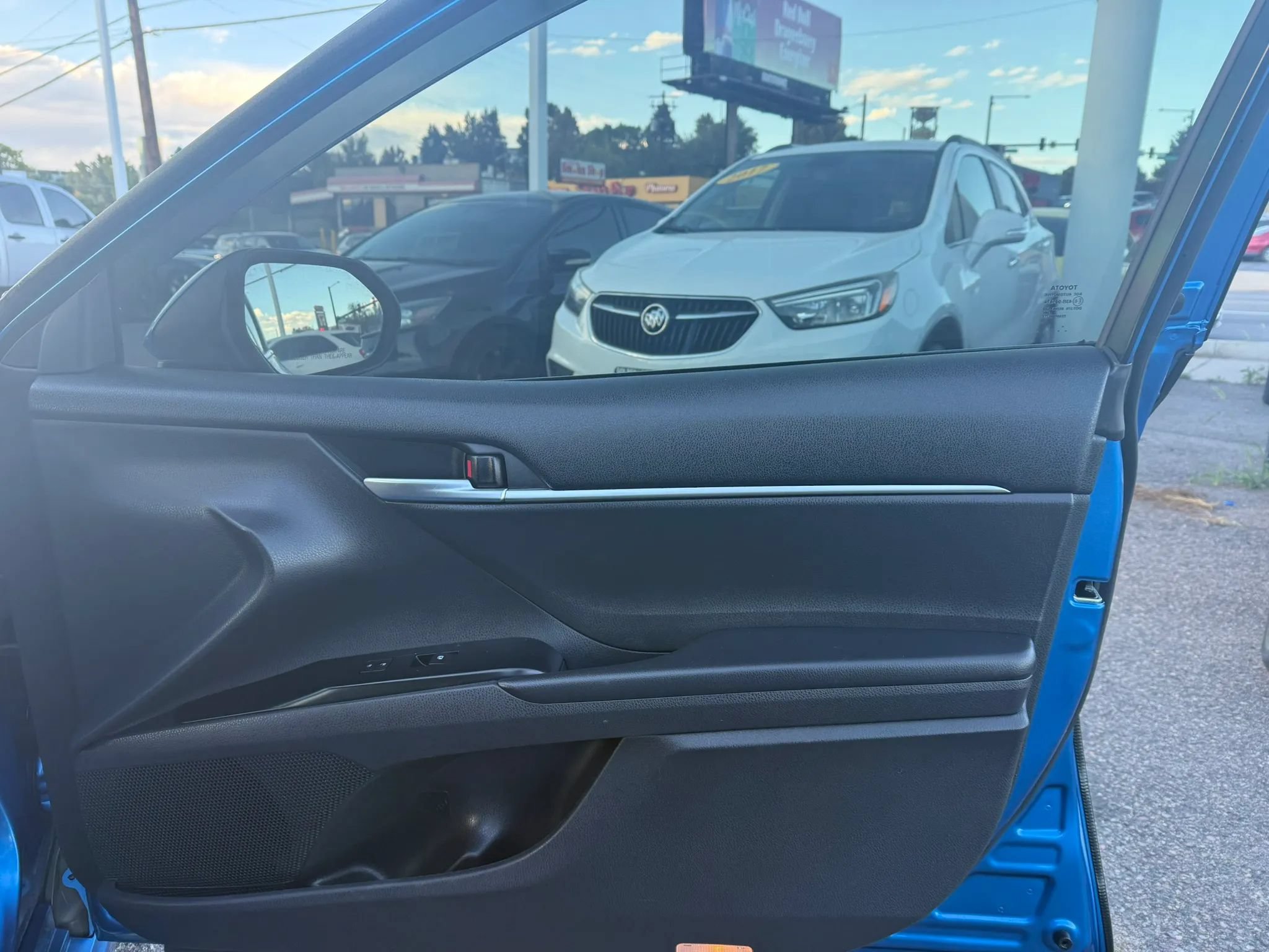 Used 2018 Toyota Camry SE FWD image 17
