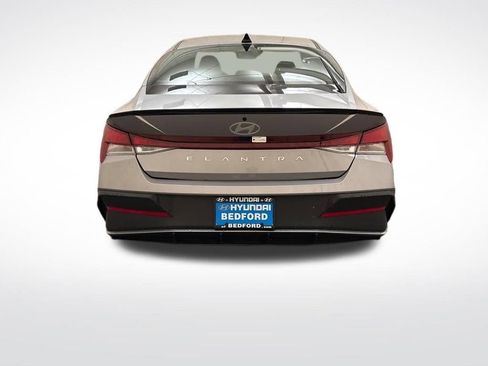 Certified 2025 Hyundai Elantra SE image 5