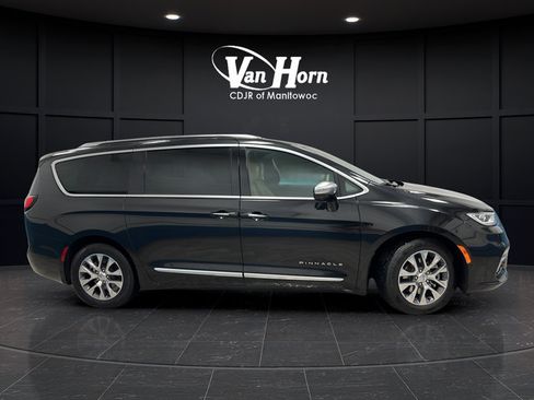 Used 2023 Chrysler Pacifica Pinnacle FWD image 8