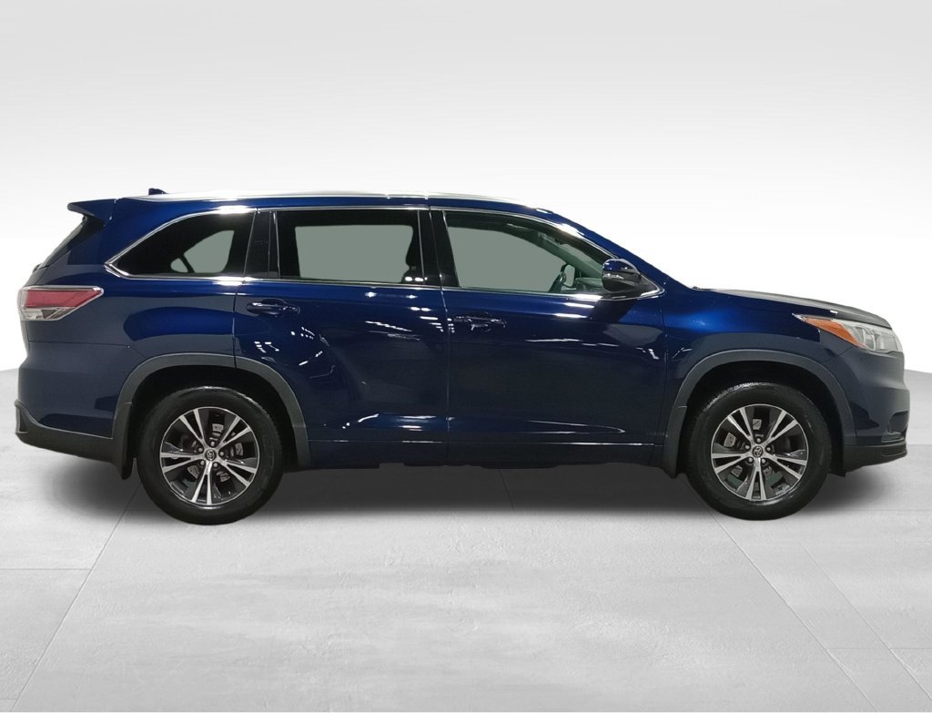 Used 2016 Toyota Highlander XLE AWD/4WD image 2