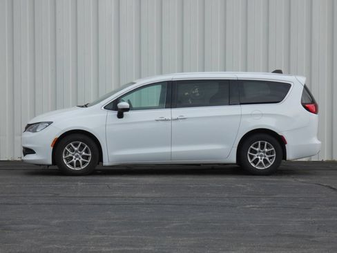 Used 2023 Chrysler Voyager LX FWD image 40