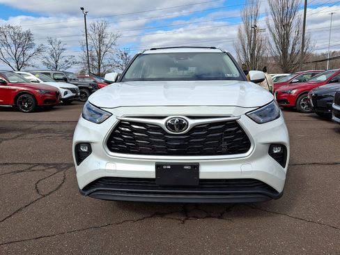 Used 2025 Toyota Highlander XLE image 2