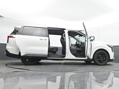 Used 2025 Kia Carnival FWD image 77